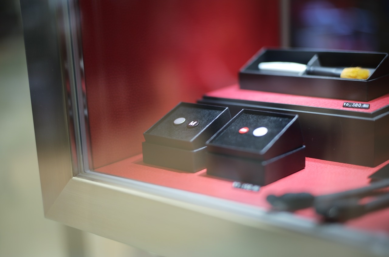 Leica store badge