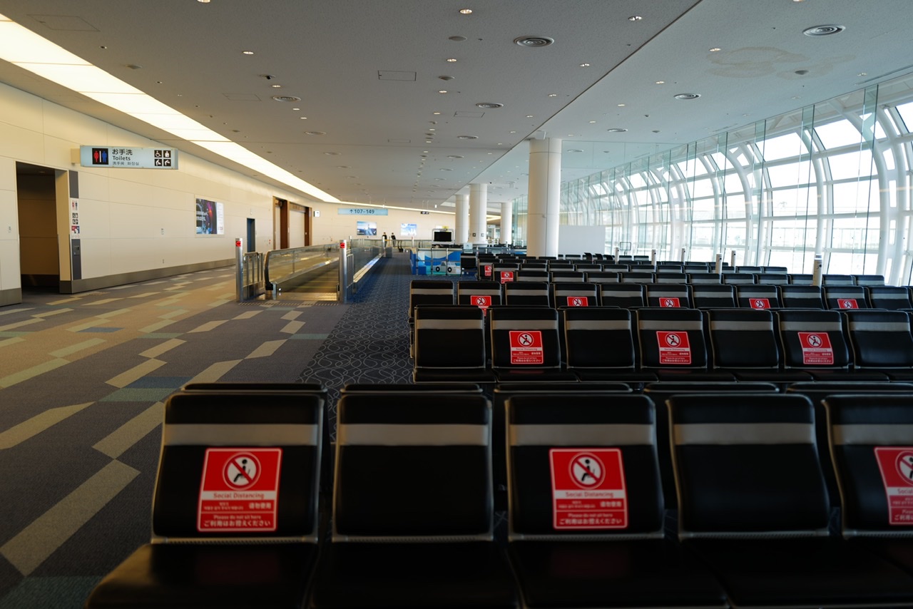 No people waiting at around gate